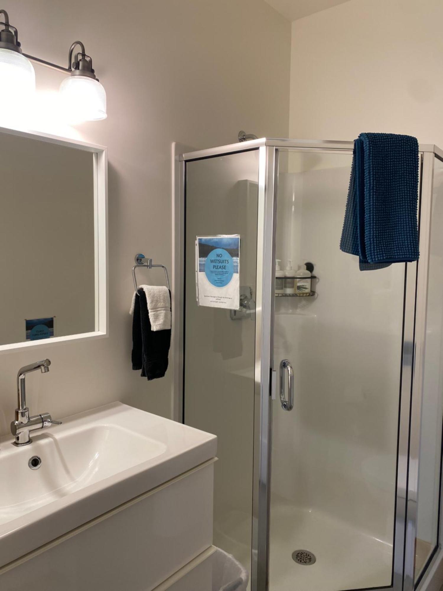 Lucky Creek Guest Suite Ucluelet Bagian luar foto