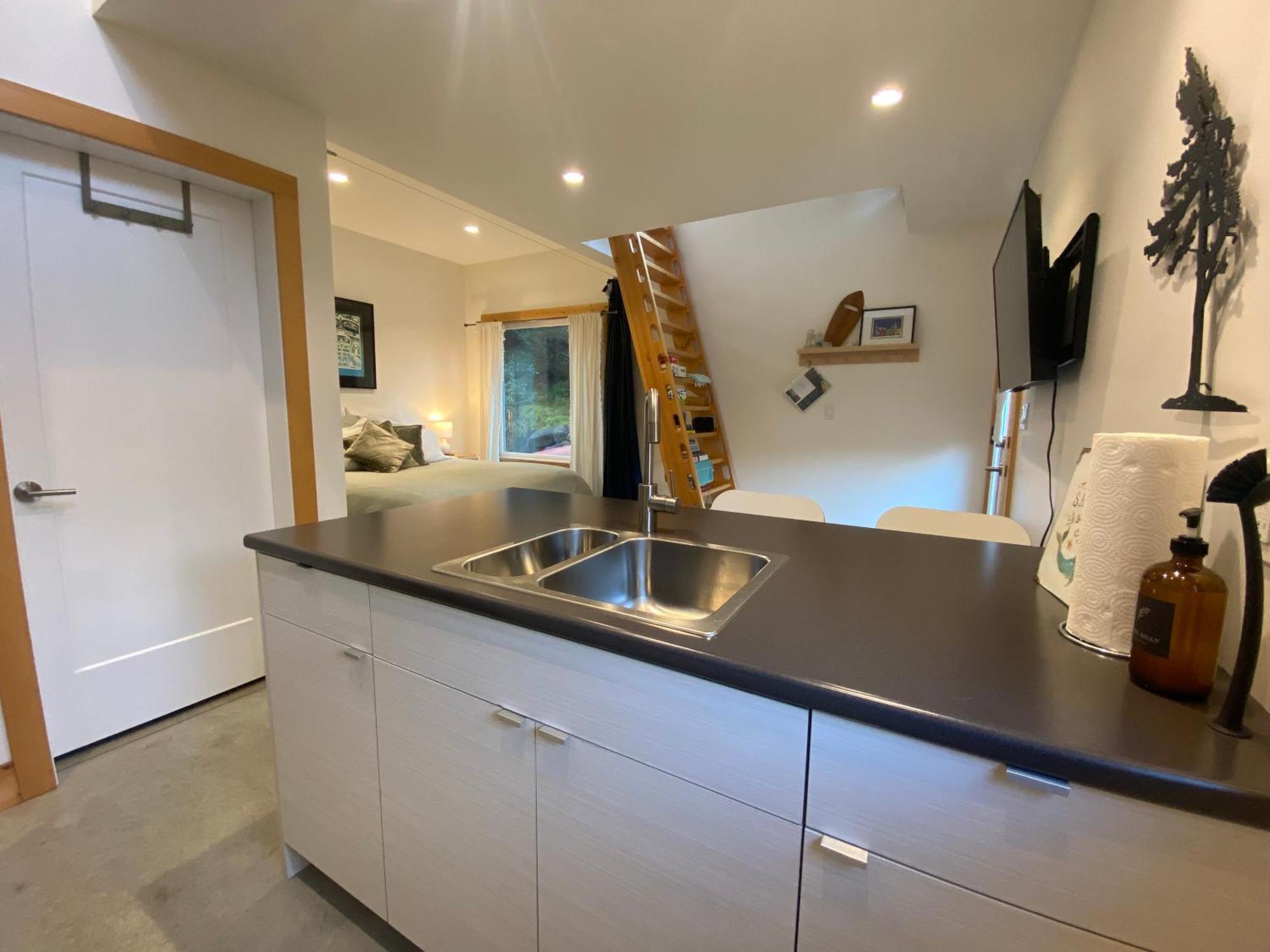 Lucky Creek Guest Suite Ucluelet Bagian luar foto
